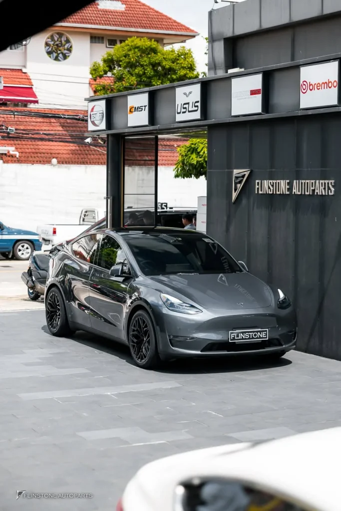 TESLA Model Y เลือกติดตั้งชุดล้อฟอจ USUS Forged Wheel สีดำเงา ทา