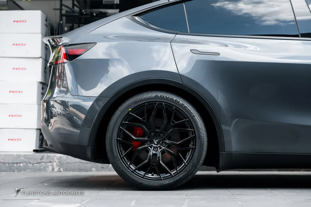 TESLA Model Y เลือกติดตั้งชุดล้อฟอจ USUS Forged Wheel สีดำเงา ทา