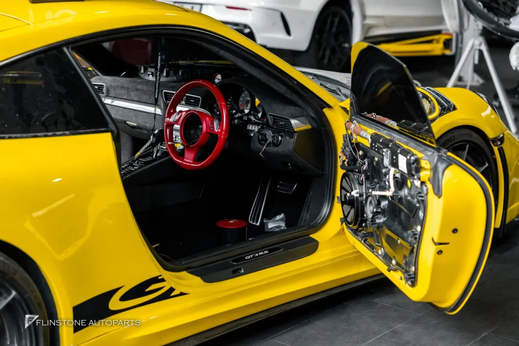 Full Alcantara PORSCHE 991 นอกจากตกแต่งภายนอกเป็นแบบ GT3 RS แล้ว