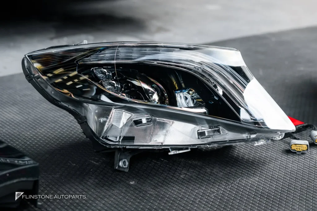 Mercedes-Benz W447 V-Class หรือ Vito สามารถตกแต่งปรับลุคไฟหน้าเป็นแบบ MAYBACH