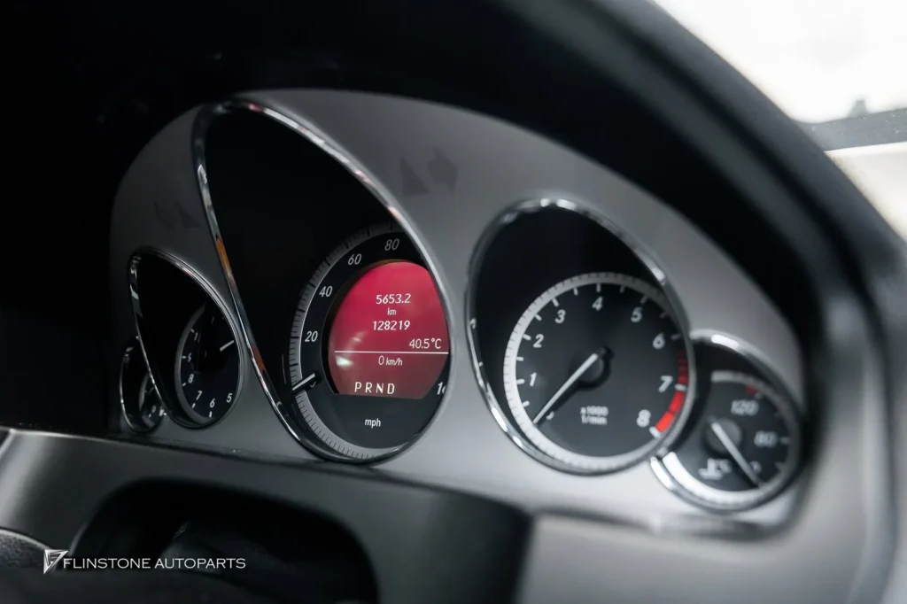 Mercedes-Benz W207 E-Coupe เลือกเปลี่ยนจอเรือนไมล์เป็นแบบ DIGITAL ดูสวยขึ้นเยอ