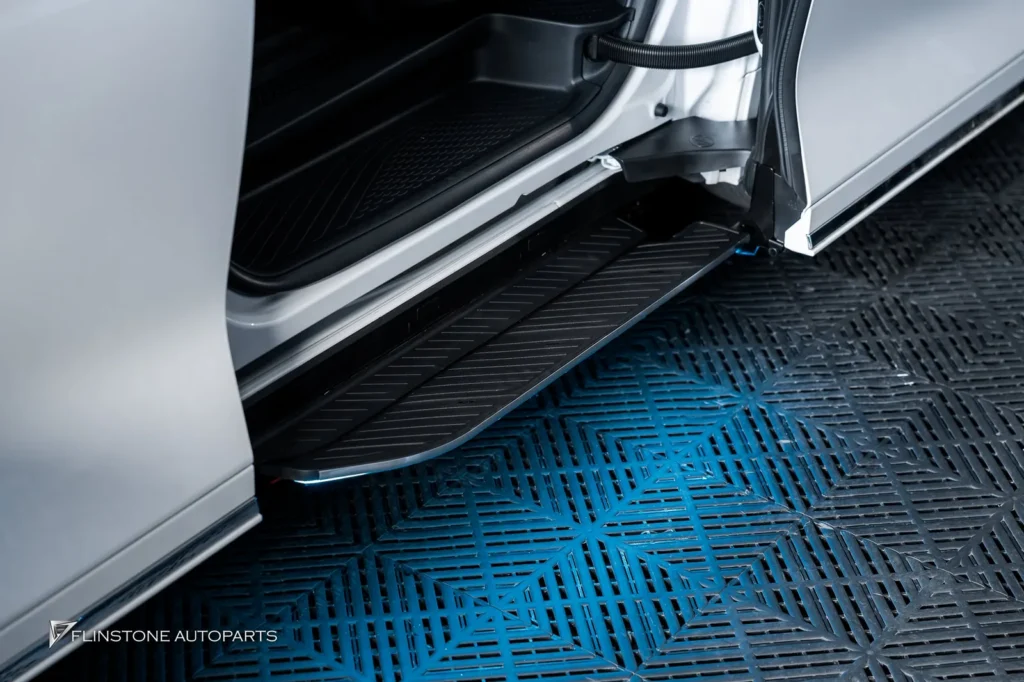 LEXUS LM350h ติดตั้งบันไดข้างอัตโนมัติตรงรุ่นที่มาพร้อมไฟ LED สว