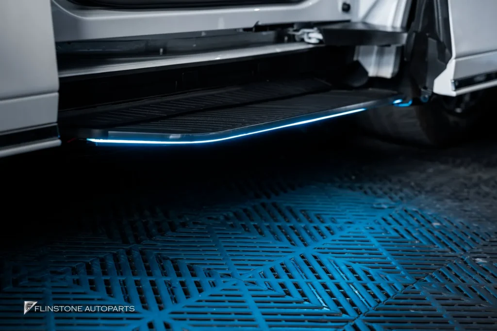 LEXUS LM350h ติดตั้งบันไดข้างอัตโนมัติตรงรุ่นที่มาพร้อมไฟ LED สว
