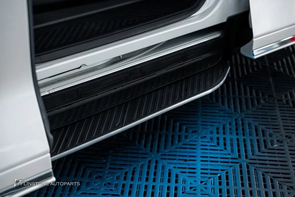 LEXUS LM350h ติดตั้งบันไดข้างอัตโนมัติตรงรุ่นที่มาพร้อมไฟ LED สว
