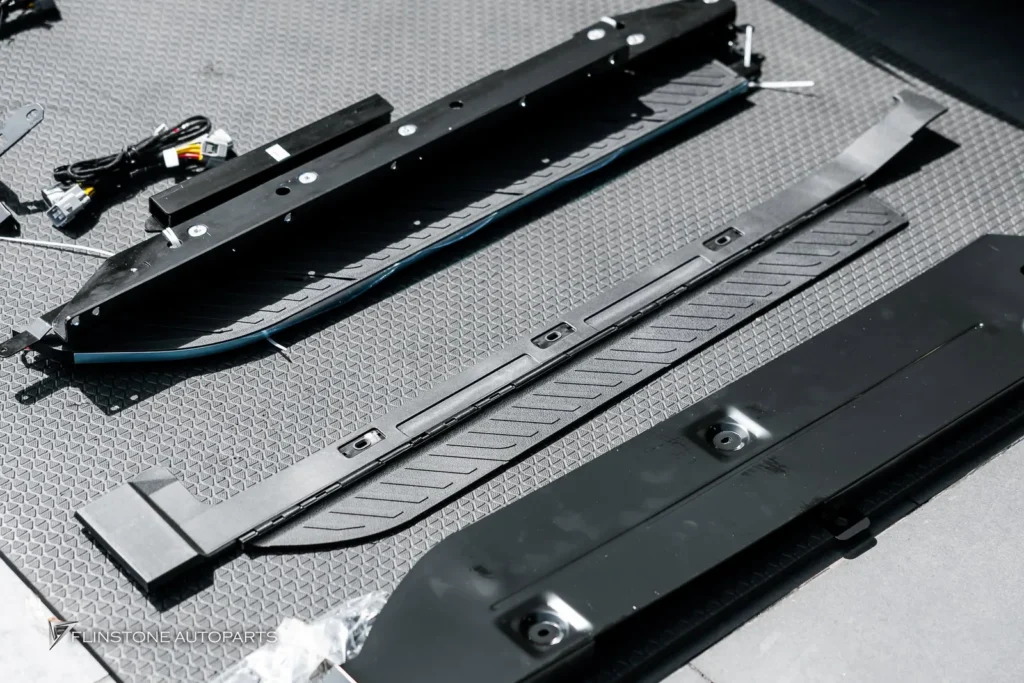 LEXUS LM350h ติดตั้งบันไดข้างอัตโนมัติตรงรุ่นที่มาพร้อมไฟ LED สว