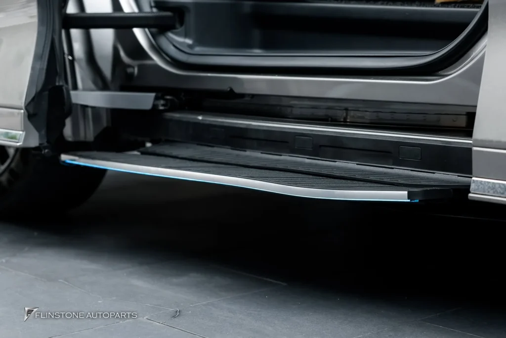 เข้ามาอีกคัน LEXUS LM350h ติดตั้งบันไดข้างอัตโนมัติตรงรุ่น สามาร