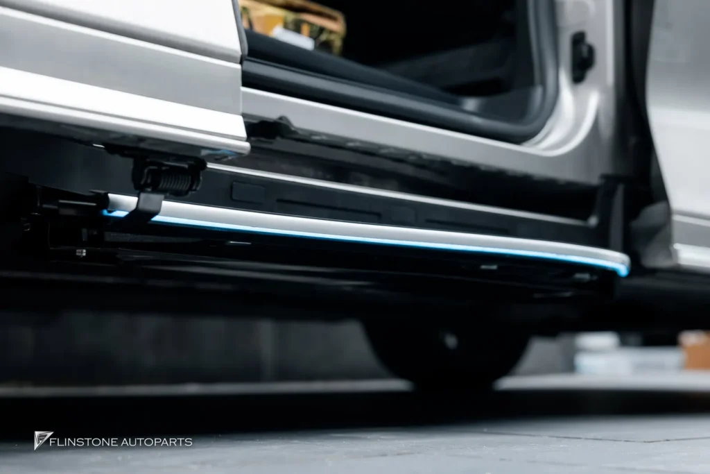 เข้ามาอีกคัน LEXUS LM350h ติดตั้งบันไดข้างอัตโนมัติตรงรุ่น สามาร