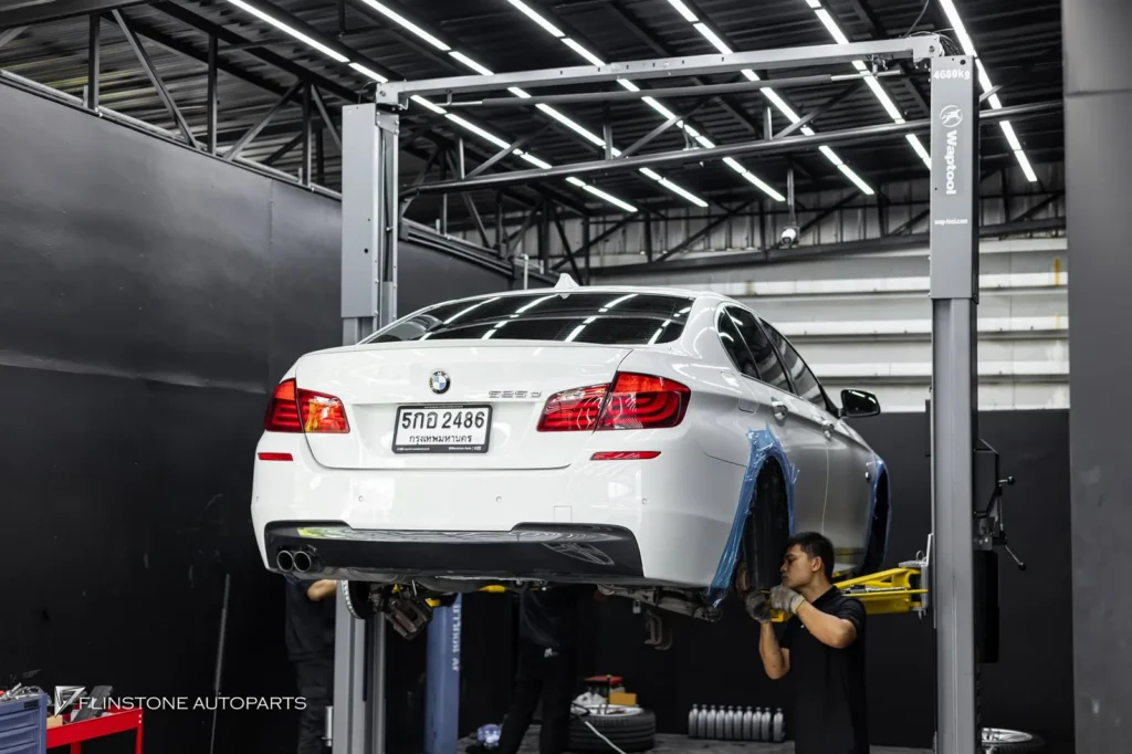 BMW F10 Series 5 เลือกติดตั้งชุดเบรค Custom M5 คาร์ลิเปอร์สีน้ำเ