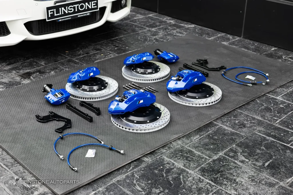 BMW F10 Series 5 เลือกติดตั้งชุดเบรค Custom M5 คาร์ลิเปอร์สีน้ำเ