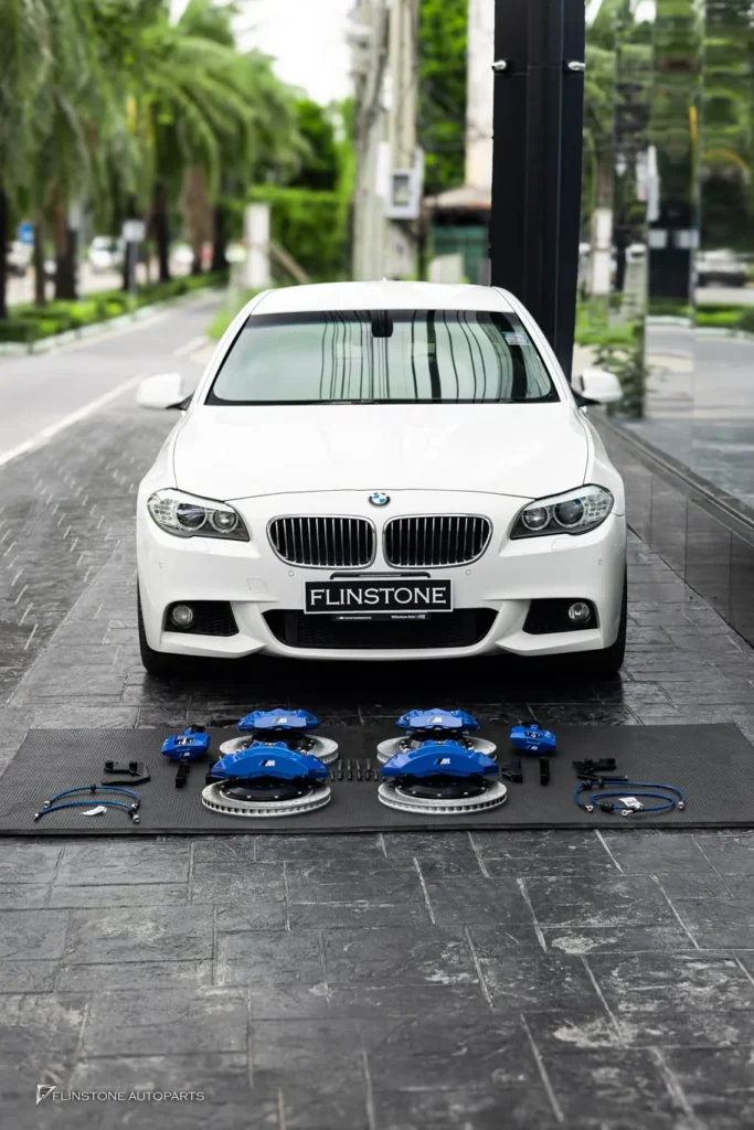 BMW F10 Series 5 เลือกติดตั้งชุดเบรค Custom M5 คาร์ลิเปอร์สีน้ำเ