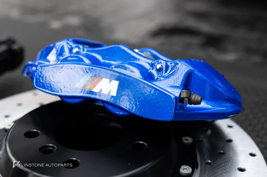 BMW F10 Series 5 เลือกติดตั้งชุดเบรค Custom M5 คาร์ลิเปอร์สีน้ำเ