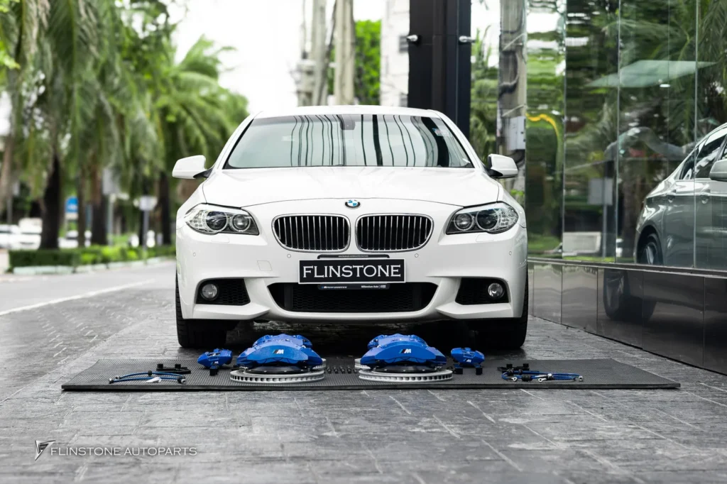 BMW F10 Series 5 เลือกติดตั้งชุดเบรค Custom M5 คาร์ลิเปอร์สีน้ำเ