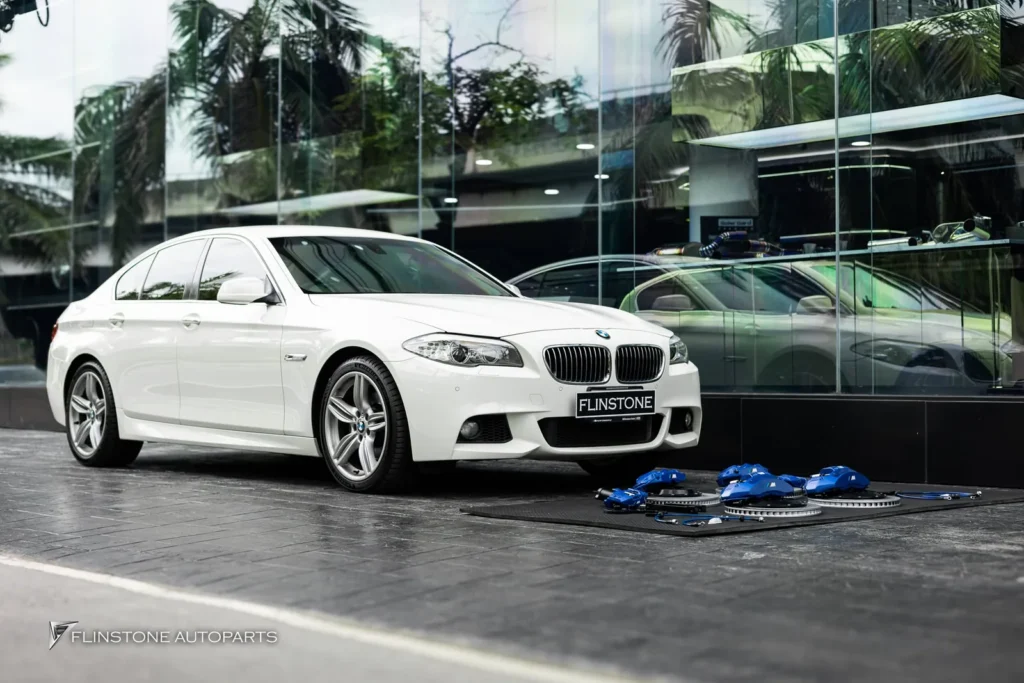 BMW F10 Series 5 เลือกติดตั้งชุดเบรค Custom M5 คาร์ลิเปอร์สีน้ำเ