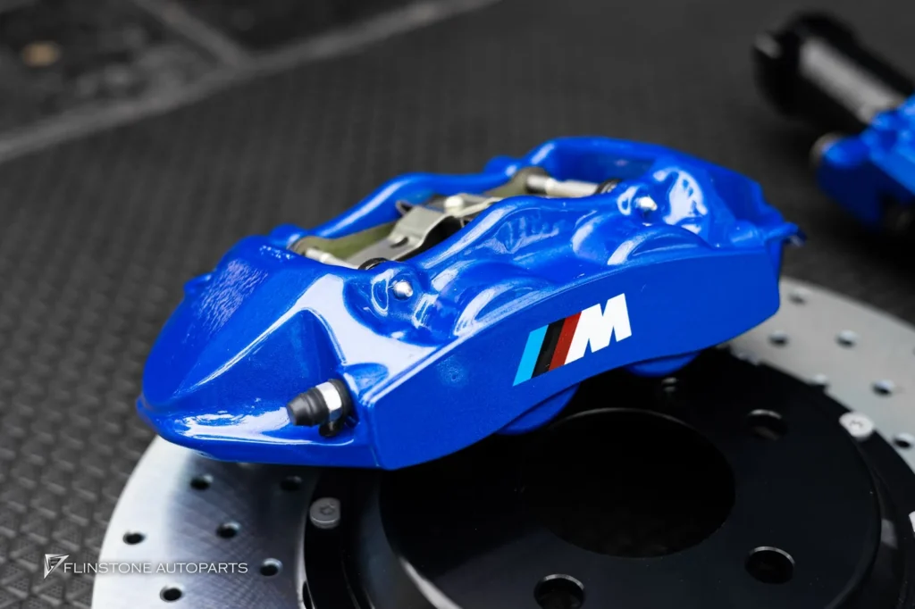 BMW F10 Series 5 เลือกติดตั้งชุดเบรค Custom M5 คาร์ลิเปอร์สีน้ำเ