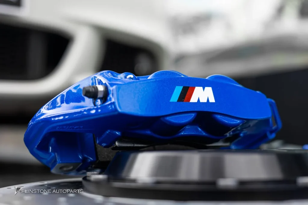 BMW F10 Series 5 เลือกติดตั้งชุดเบรค Custom M5 คาร์ลิเปอร์สีน้ำเ