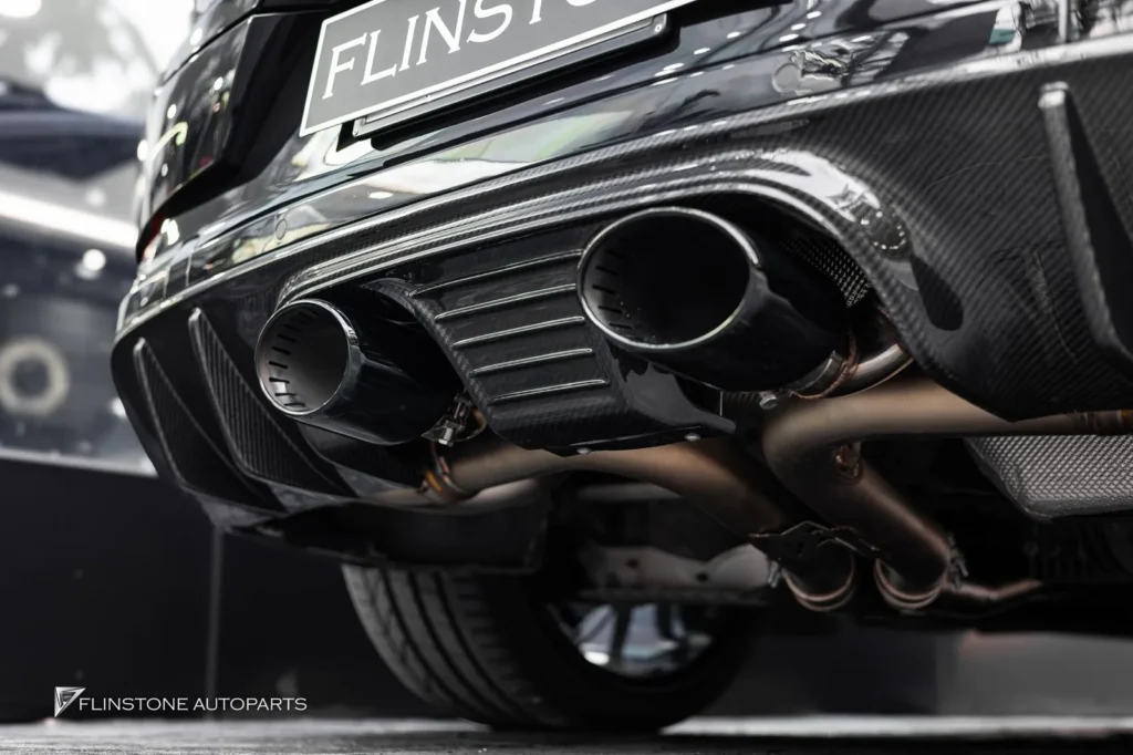 PORSCHE Cayenne Coupe ติดตั้งกันชนท้าย TURBO GT พร้อมด้วยดิฟฟิวเ