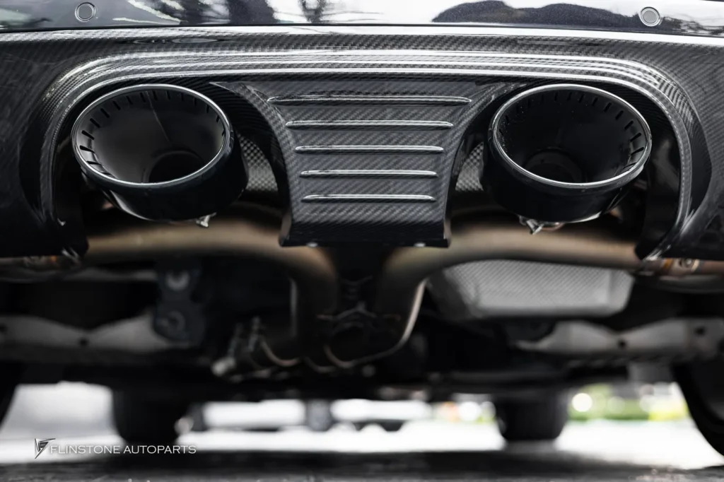PORSCHE Cayenne Coupe ติดตั้งกันชนท้าย TURBO GT พร้อมด้วยดิฟฟิวเ