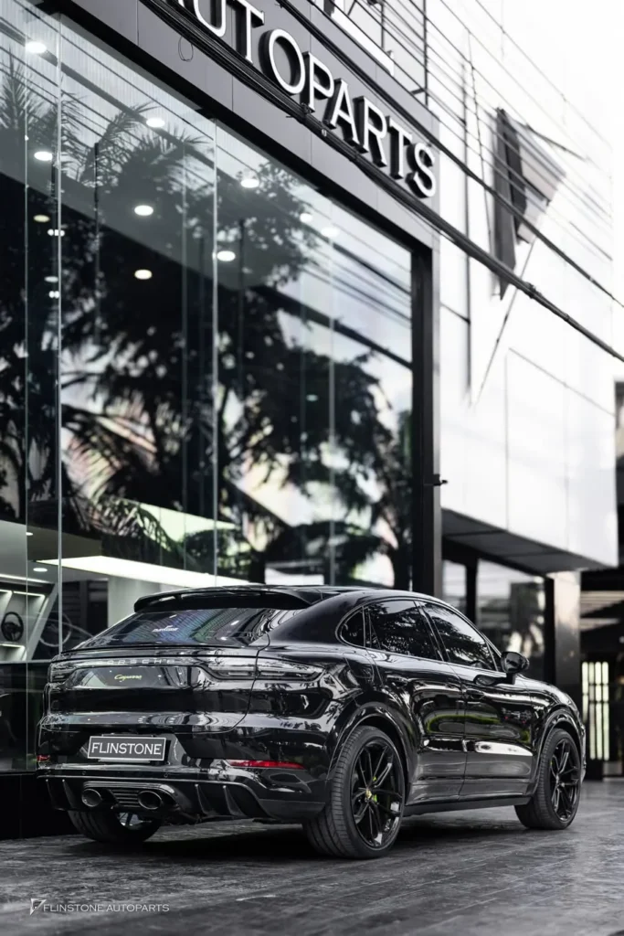 PORSCHE Cayenne Coupe ติดตั้งกันชนท้าย TURBO GT พร้อมด้วยดิฟฟิวเ