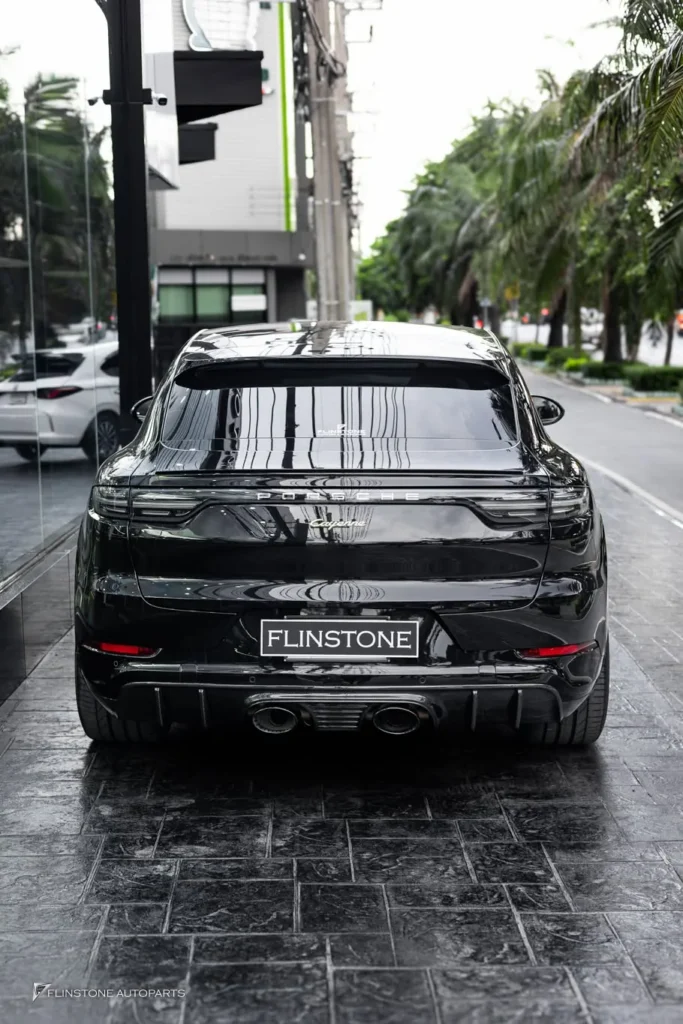 PORSCHE Cayenne Coupe ติดตั้งกันชนท้าย TURBO GT พร้อมด้วยดิฟฟิวเ