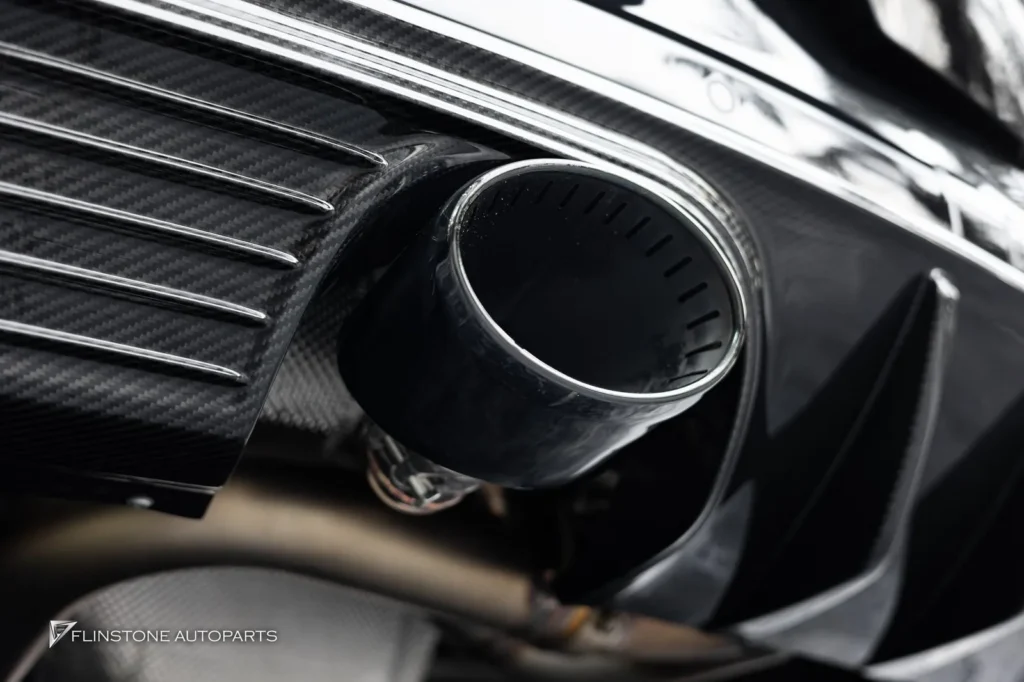 PORSCHE Cayenne Coupe ติดตั้งกันชนท้าย TURBO GT พร้อมด้วยดิฟฟิวเ