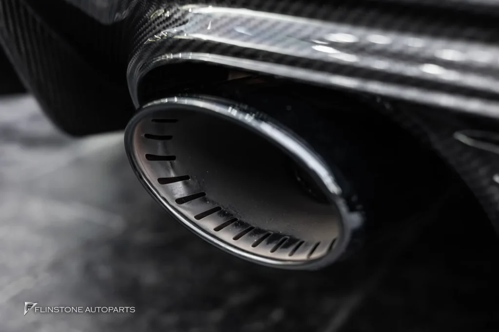 PORSCHE Cayenne Coupe ติดตั้งกันชนท้าย TURBO GT พร้อมด้วยดิฟฟิวเ