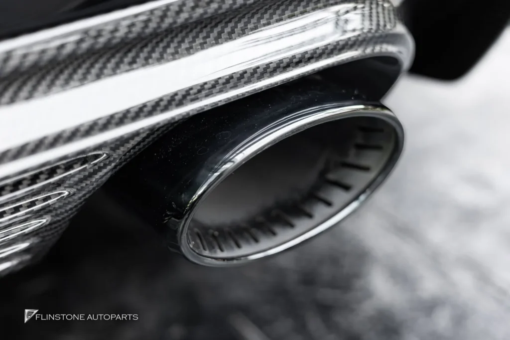 PORSCHE Cayenne Coupe ติดตั้งกันชนท้าย TURBO GT พร้อมด้วยดิฟฟิวเ