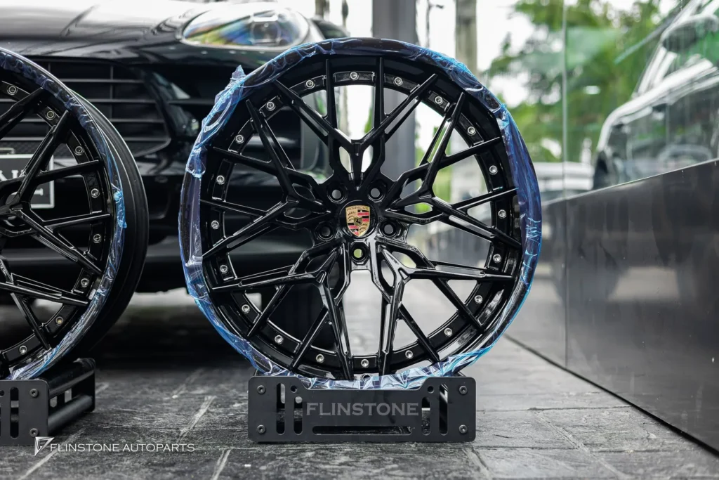 ลูกค้า PORSCHE MACAN Walk-in เข้ามาเลือกล้อที่มีในสต็อก ล้อจาก U