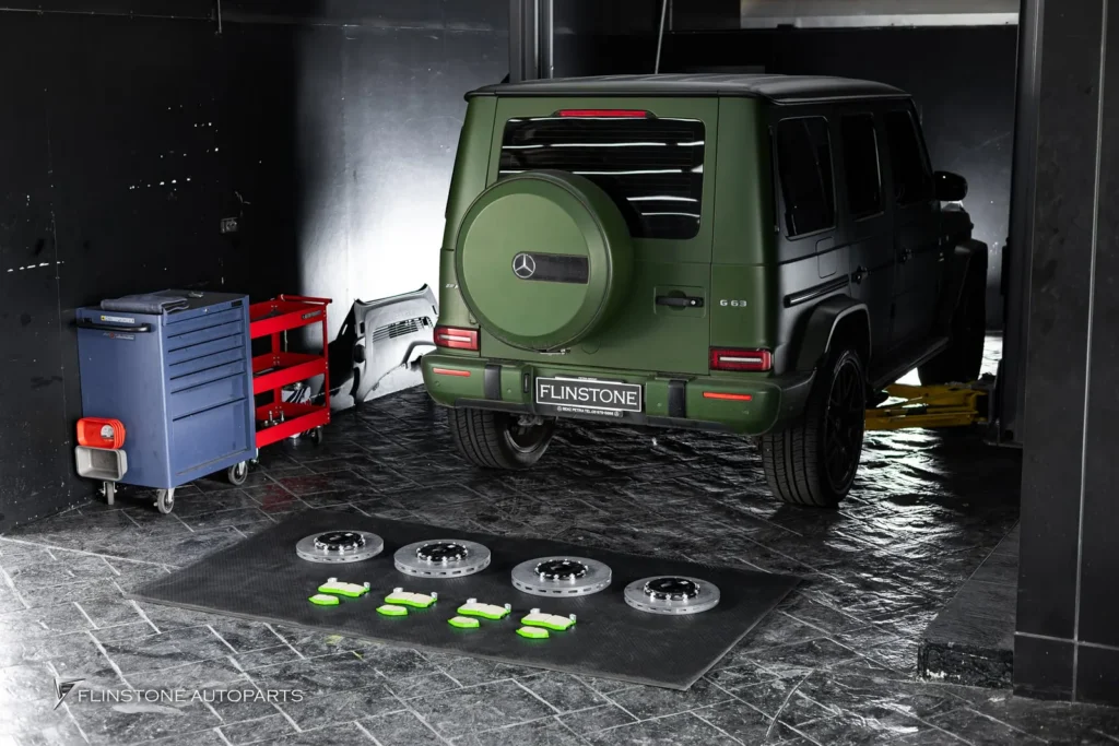 Mercedes-Benz W464 G-Class รถทุกรุ่นสามารถอัพเกรดเป็นจานคาร์บอนเซรามิคแบบคันนี้ได้นะครับ โด
