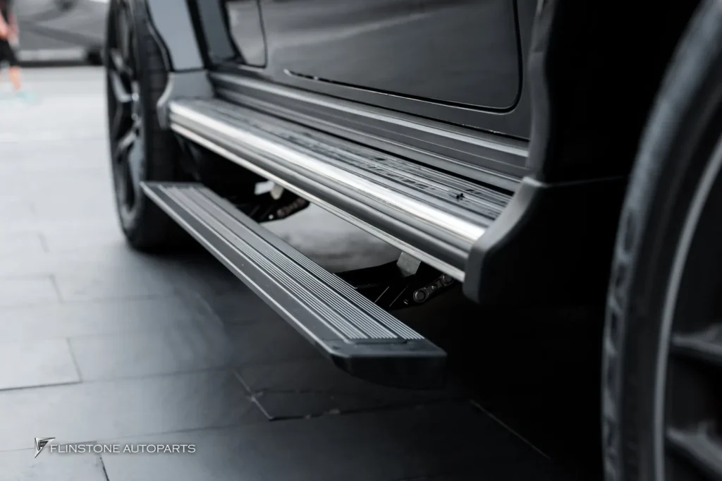 W465 G-Class 2025+ Mercedes G63 AMG อีกคันเลือกติดตั้งบันไดไฟฟ้าอัตโนมัติ ใช้งานสะด