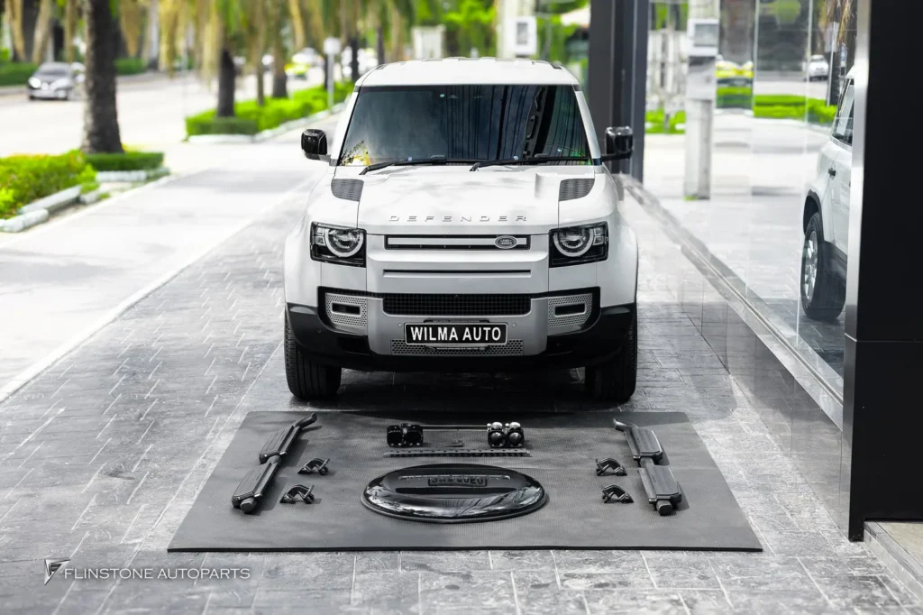 Range Rover DEFENDER ติดตั้ง บันไดข้างตรงรุ่นสีดำ ฝาครอบยางอะไหล่ และ ปลายท่