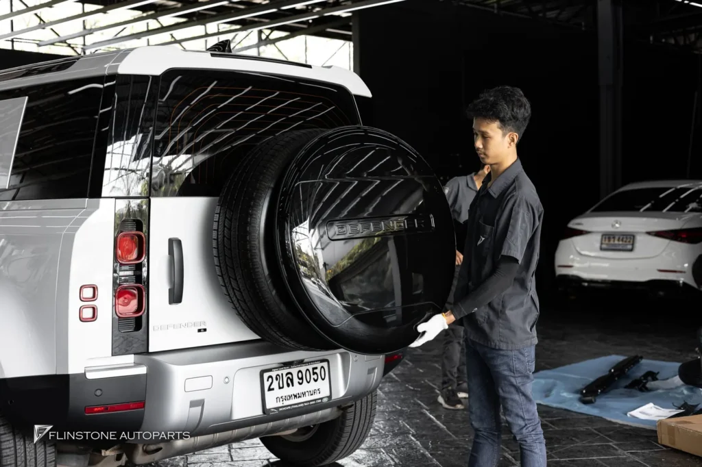 Range Rover DEFENDER ติดตั้ง บันไดข้างตรงรุ่นสีดำ ฝาครอบยางอะไหล่ และ ปลายท่