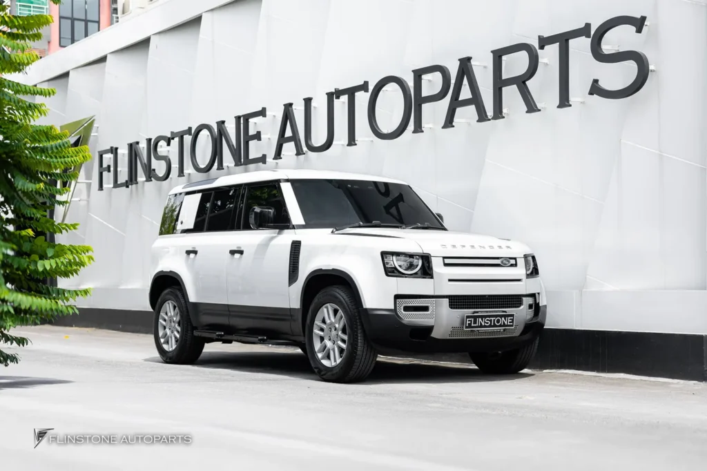 Range Rover DEFENDER ติดตั้ง บันไดข้างตรงรุ่นสีดำ ฝาครอบยางอะไหล่ และ ปลายท่