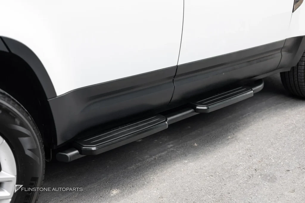 Range Rover DEFENDER ติดตั้ง บันไดข้างตรงรุ่นสีดำ ฝาครอบยางอะไหล่ และ ปลายท่