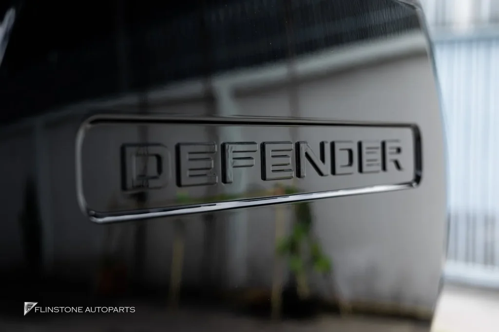 Range Rover DEFENDER ติดตั้ง บันไดข้างตรงรุ่นสีดำ ฝาครอบยางอะไหล่ และ ปลายท่