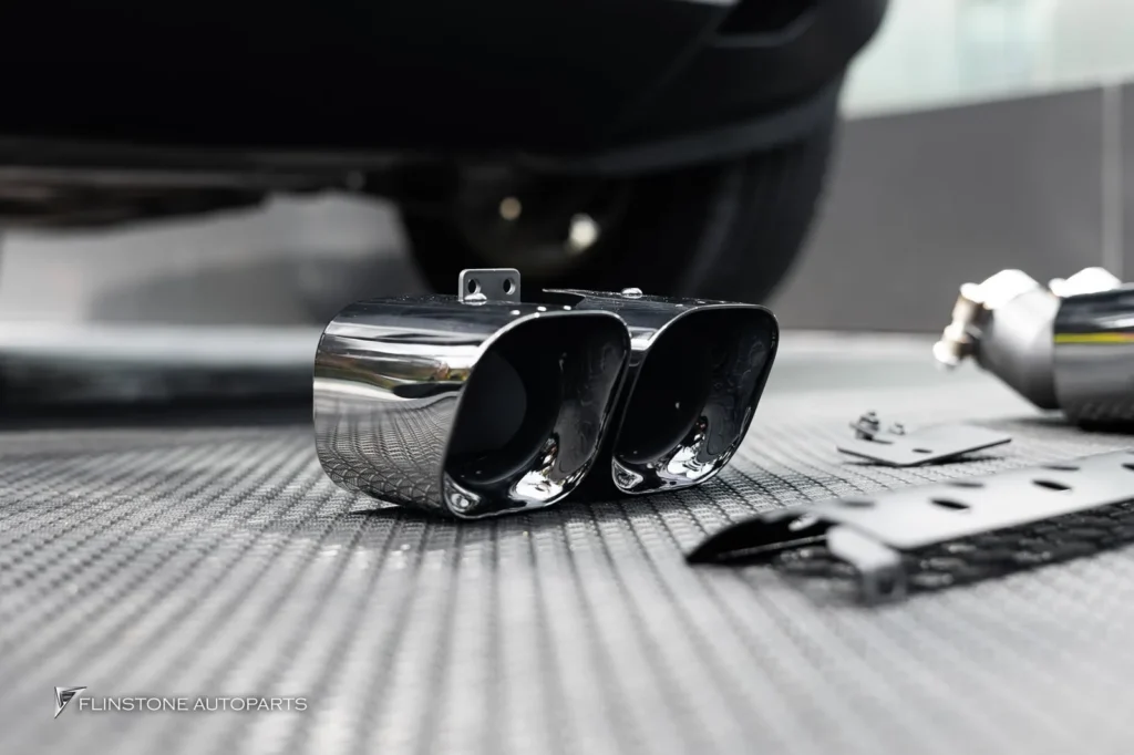 Range Rover DEFENDER ติดตั้ง บันไดข้างตรงรุ่นสีดำ ฝาครอบยางอะไหล่ และ ปลายท่