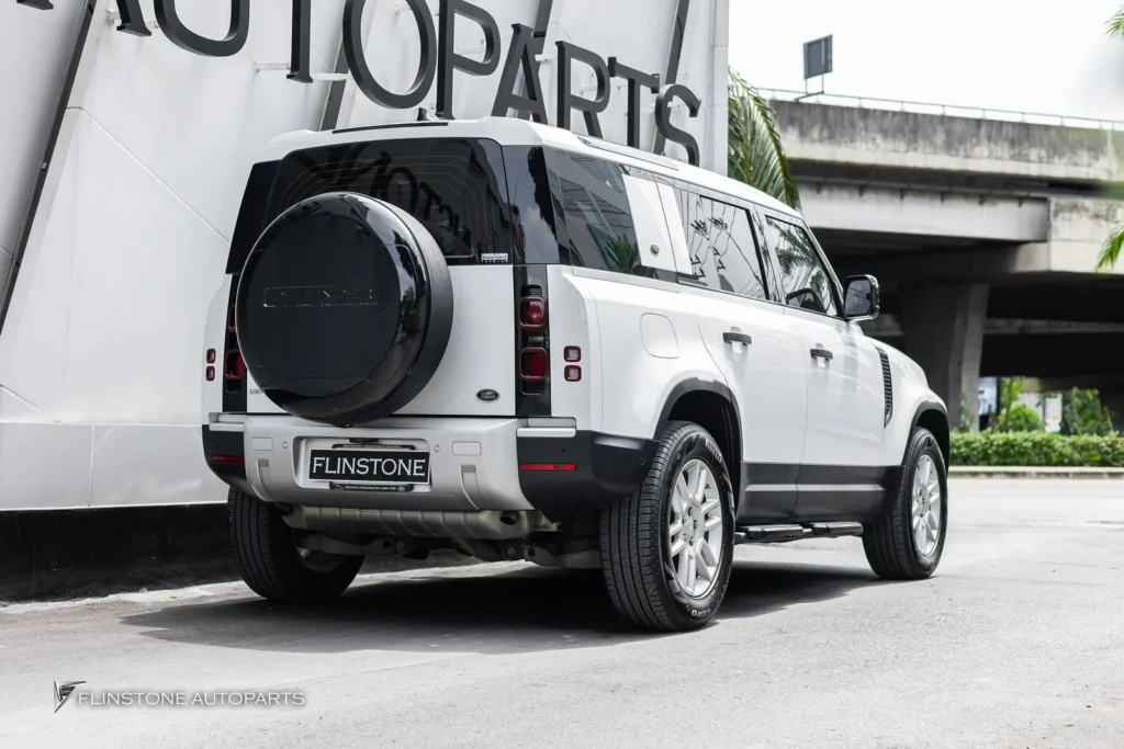 Range Rover DEFENDER ติดตั้ง บันไดข้างตรงรุ่นสีดำ ฝาครอบยางอะไหล่ และ ปลายท่