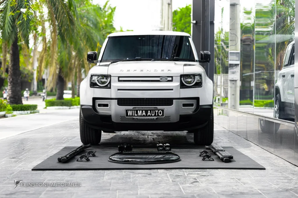 Range Rover DEFENDER ติดตั้ง บันไดข้างตรงรุ่นสีดำ ฝาครอบยางอะไหล่ และ ปลายท่
