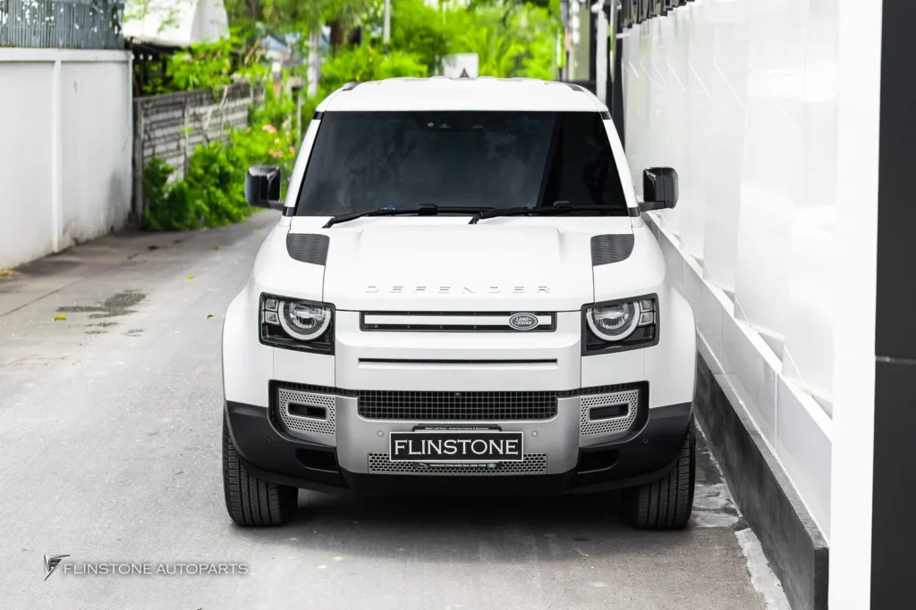Range Rover DEFENDER ติดตั้ง บันไดข้างตรงรุ่นสีดำ ฝาครอบยางอะไหล่ และ ปลายท่