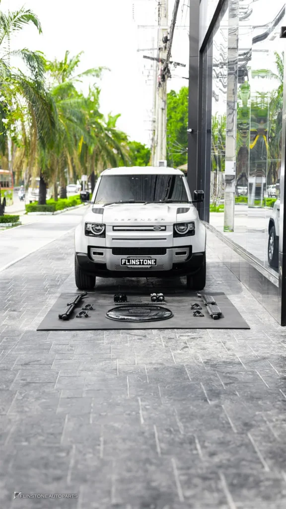 Range Rover DEFENDER ติดตั้ง บันไดข้างตรงรุ่นสีดำ ฝาครอบยางอะไหล่ และ ปลายท่