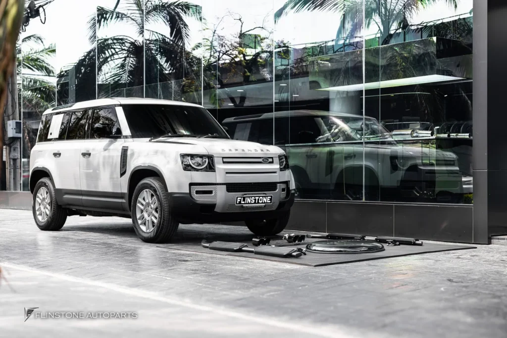 Range Rover DEFENDER ติดตั้ง บันไดข้างตรงรุ่นสีดำ ฝาครอบยางอะไหล่ และ ปลายท่