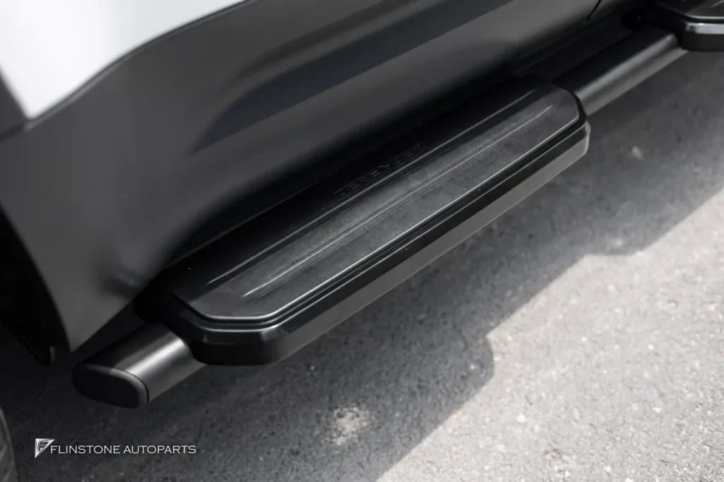 Range Rover DEFENDER ติดตั้ง บันไดข้างตรงรุ่นสีดำ ฝาครอบยางอะไหล่ และ ปลายท่