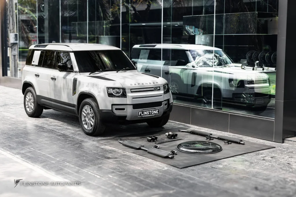 Range Rover DEFENDER ติดตั้ง บันไดข้างตรงรุ่นสีดำ ฝาครอบยางอะไหล่ และ ปลายท่