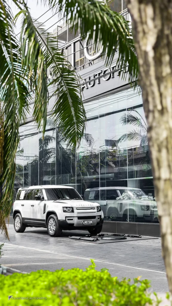 Range Rover DEFENDER ติดตั้ง บันไดข้างตรงรุ่นสีดำ ฝาครอบยางอะไหล่ และ ปลายท่