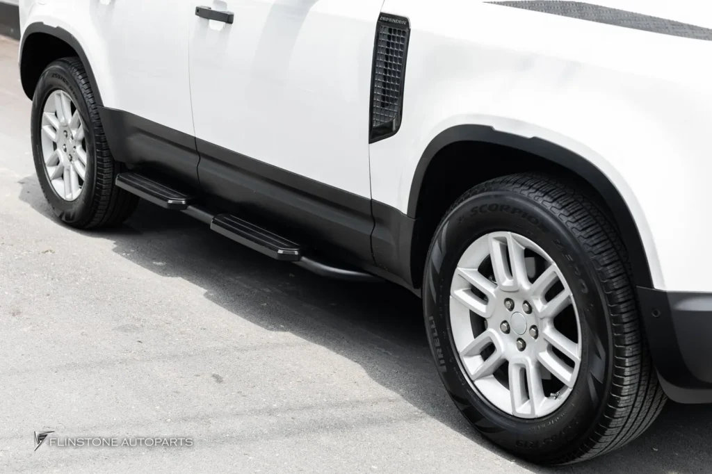 Range Rover DEFENDER ติดตั้ง บันไดข้างตรงรุ่นสีดำ ฝาครอบยางอะไหล่ และ ปลายท่