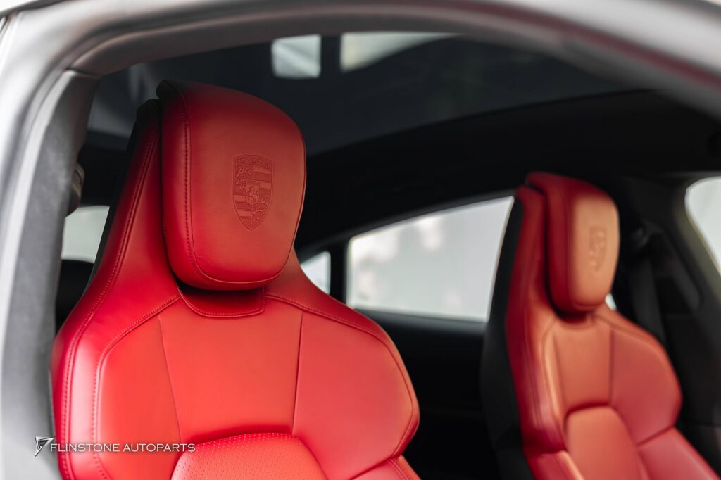 หัวหมอนใหม่ที่มีโลโก้ PORSCHE สำหรับรุ่น TAYCAN