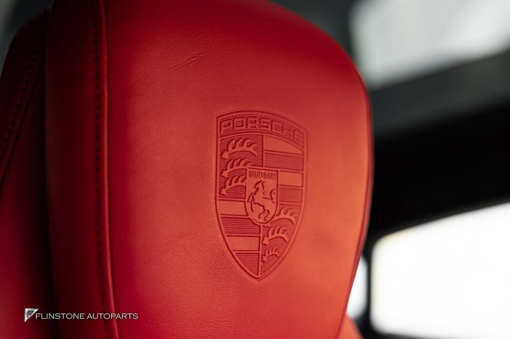 หัวหมอนใหม่ที่มีโลโก้ PORSCHE สำหรับรุ่น TAYCAN