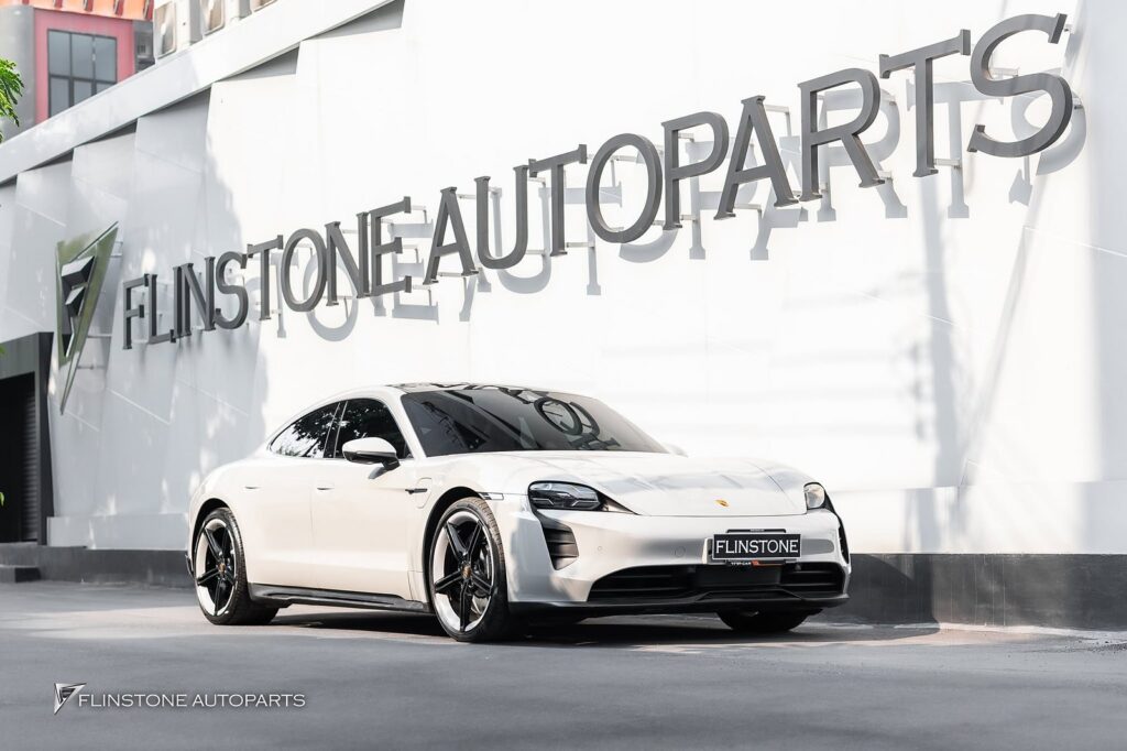 หัวหมอนใหม่ที่มีโลโก้ PORSCHE สำหรับรุ่น TAYCAN