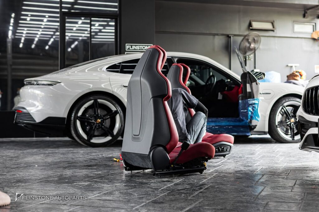 หัวหมอนใหม่ที่มีโลโก้ PORSCHE สำหรับรุ่น TAYCAN