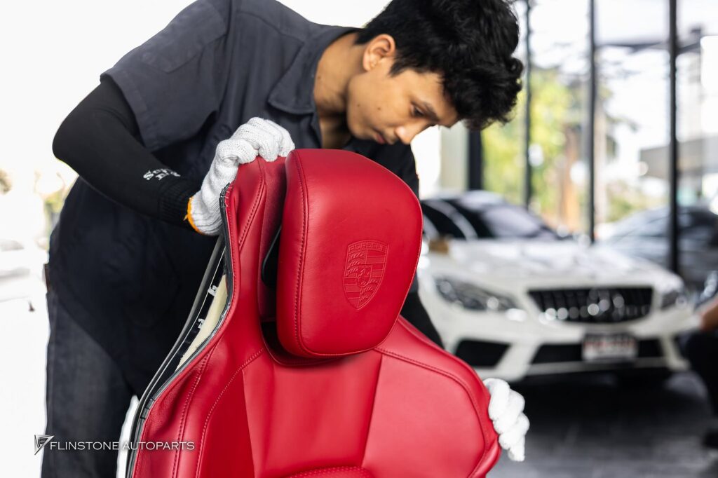 หัวหมอนใหม่ที่มีโลโก้ PORSCHE สำหรับรุ่น TAYCAN
