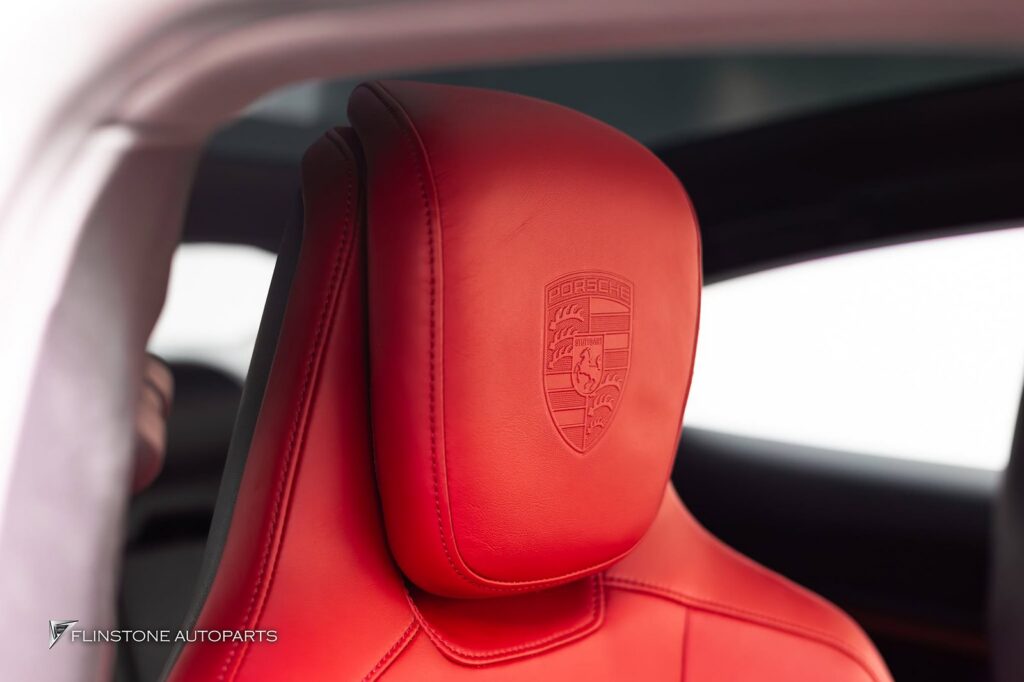 หัวหมอนใหม่ที่มีโลโก้ PORSCHE สำหรับรุ่น TAYCAN